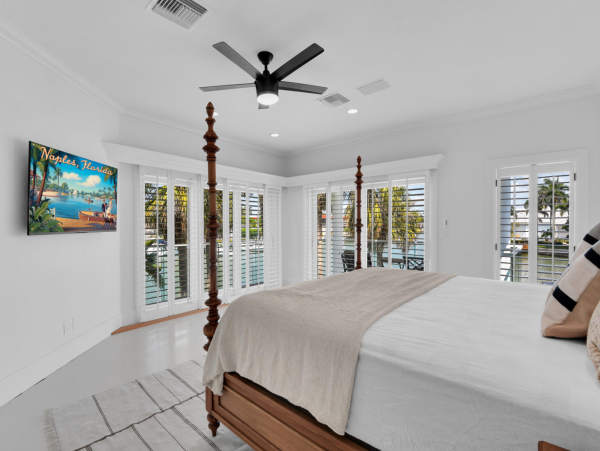 Very Short walk to the beach in the Moorings Naples area